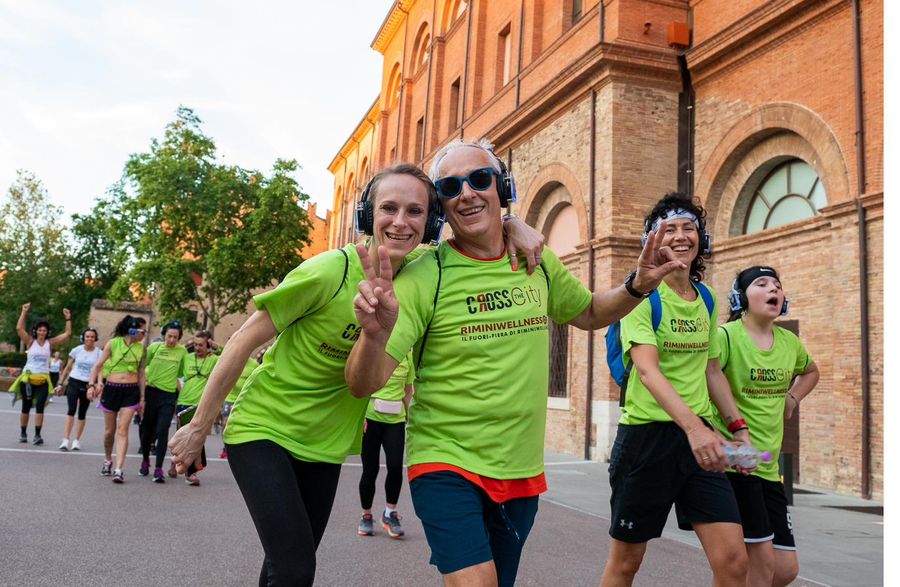 Partecipanti sorridenti durante il percorso