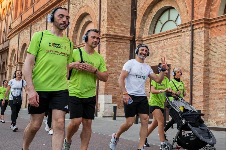 Trainer e partecipanti in movimento