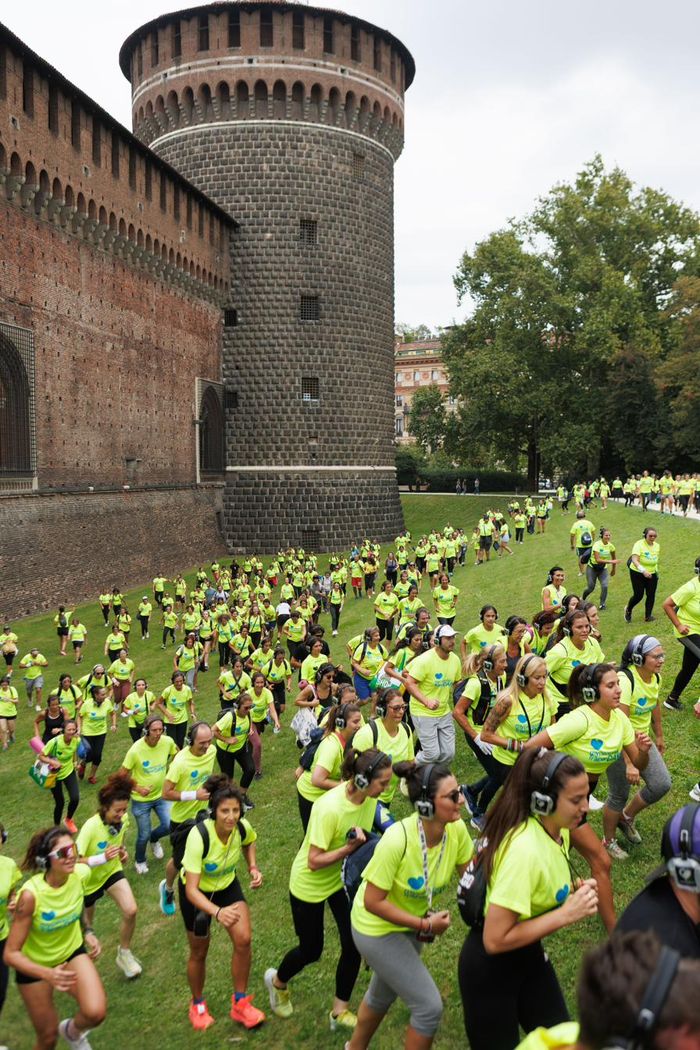 Grande gruppo Cross the City in movimento nella città