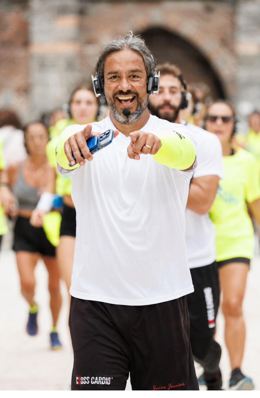 Trainer Cross Cardio guida il gruppo durante Cross the City